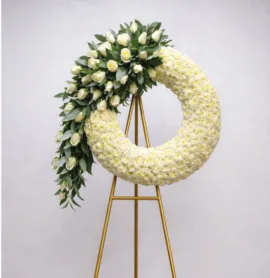 Corona fúnebre Rocío con rosas blancas y diseño circular sobre parante dorado