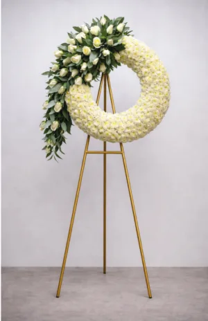 Corona fúnebre Rocío con rosas blancas y diseño circular sobre parante dorado