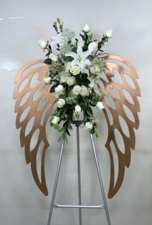 Recuerdo Eterno: Vuela Alto – alas fúnebres artesanales en MDF pintadas en tono oro viejo, creación de Florería Patsy en Lima.