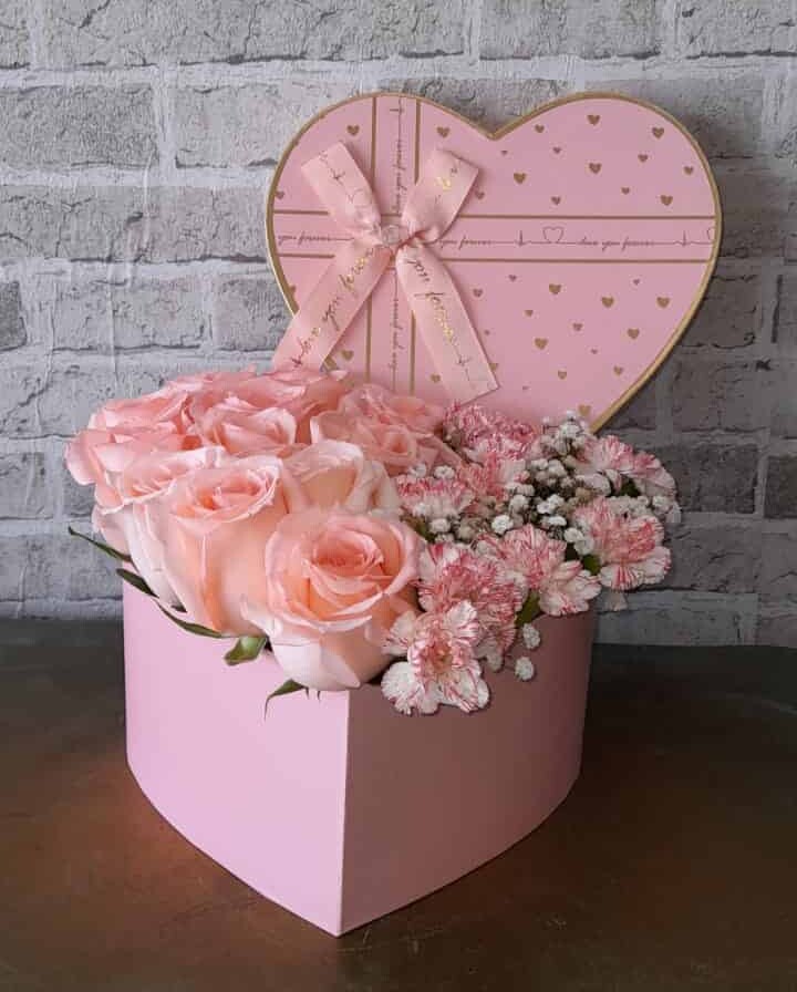 Caja de flores en corazón - Dulce amor - 24 Rosas al día